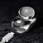 Mini barbeador elétrico portátil – Recarregável por USB, para todo o corpo | RAZOMATIC